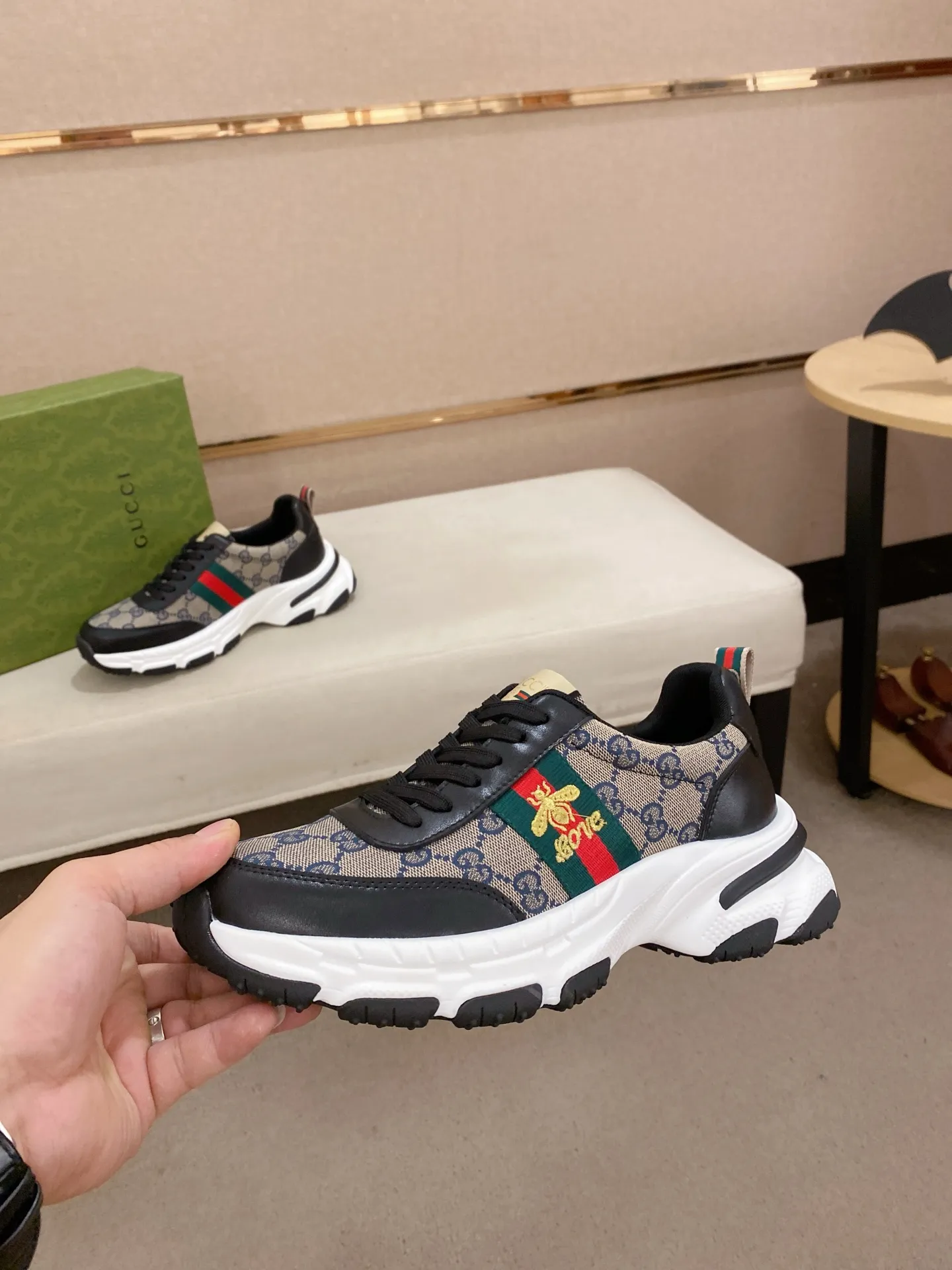 Men's shoes 💰 442 💰 High-quality new GUCCI counters are on the market at the same time. The new men's shoes, 😘fabrics are selected imported cowhide, lining: mesh breathable lining. 👍🏿 High-end ☄️ air-cushion molded anti-slip rubber outsole, exquisite lines, simple and elegant, comfortable and high-end for leisure travel. Code number: 38 to 44 (45 can be customized and cannot be returned or exchanged)
